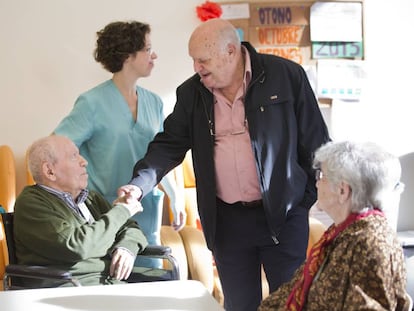 Francisco Vintimilla saluda Vicent Guillot a Benicalap l'octubre del 2015.