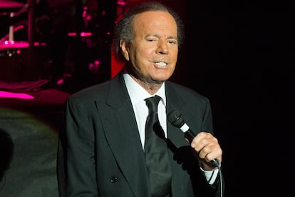 ¿Quién es? Julio Iglesias. ¿A cuánto asciende su patrimonio? 800 millones de euros. ¿Cómo amasó su fortuna? El cantante lleva varios años siendo el español más rico del mundo de la cultura y el espectáculo, por delante de la baronesa Carmen Thyssen. Más allá de las rentas por su dilatada carrera profesional, ha invertido en negocios petrolíferos, hosteleros, inmobiliarios (tiene una isla y acciones del Aeropuerto de Punta Cana) y hasta en los Miami Heat de la NBA.