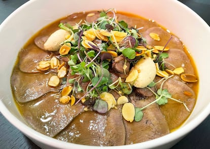 Ensalada de lengua de ternera en escabeche con 'mousse' de 'foie'