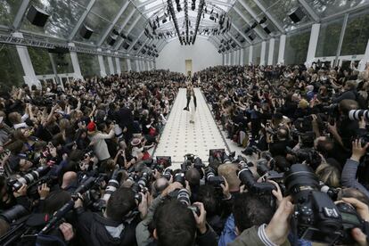 Desfile de Burberry para la primavera-verano 2016 en la London Fashion Week, en los jardines de Kensington, un barrio del centro de la capital britnica.