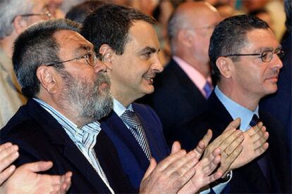 Cándido Méndez, José Luis Rodriguez Zapatero, y Alberto Ruiz Gallardón, aplauden durante el 39 Congreso Confederal de UGT.