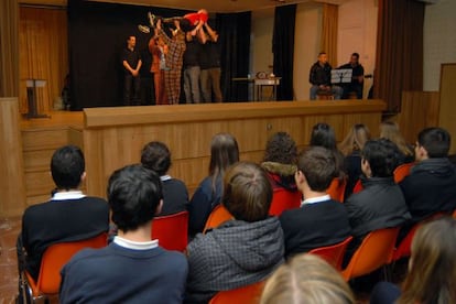 Alumnos de Maristas asisten a una representación teatral realizada por presos de Teixeiro.