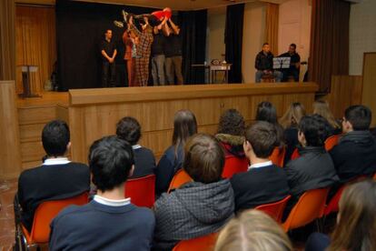 Alumnos de Maristas asisten a una representación teatral realizada por presos de Teixeiro.