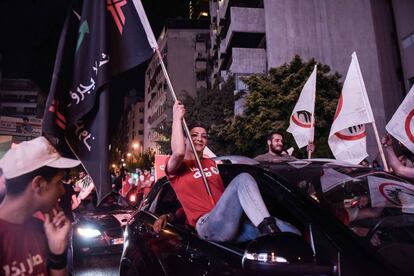 Seguidores del partido cristiano Fuerzas Libanesas celebran los resultados de los comicios legislativos este lunes en Beirut tras doblar el número de escaños en el parlamento