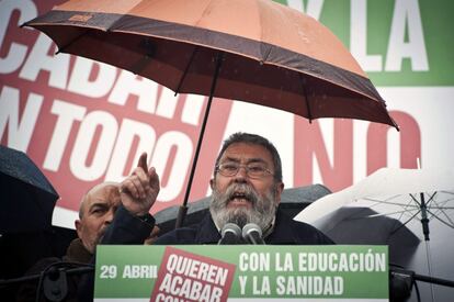 El secretario general de UGT, Cándido Méndez, durante su discurso en la manifestación convocada por la Plataforma Social en Defensa del Estado de Bienestar y los Servicios Públicos