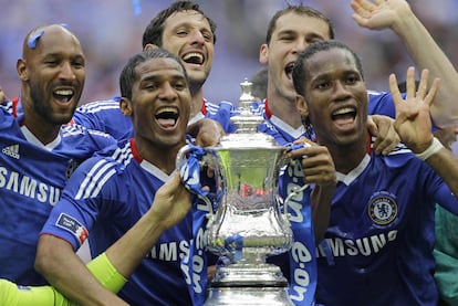 Anelka, Malouda, Belletti, Ivanovic y Drogba posan con el trofeo.