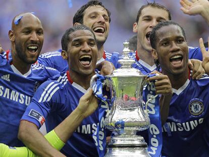 Anelka, Malouda, Belletti, Ivanovic y Drogba posan con el trofeo.