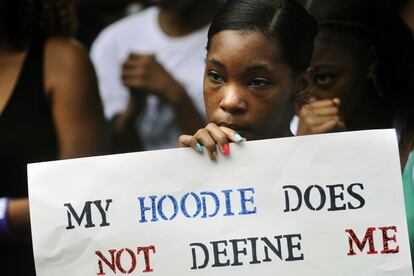 La niña Anna-Marie sostiene un cartel alusivo al uso de capuchas durante el mitin en apoyo Trayvon Martin Georgia. La capucha que verstía Trayvon fue uno de los argumentos esgrimidos por la defensa de Zimmerman en el juicio.