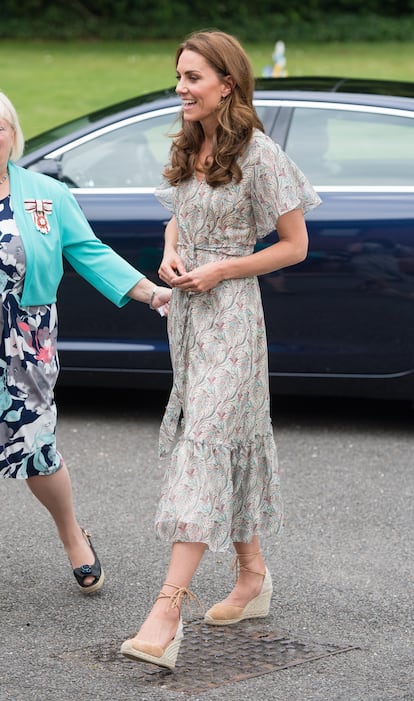 Kate Middleton. La princesa de Gales ha incluido las alpargatas de cuña como su calzado de referencia en esas ocasiones en las que el evento al que asiste no es demasiado formal.
