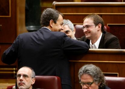 El presidente del Gobierno, José Luis Rodríguez Zapatero, conversa con el diputado de ICV, Joan Herrera, y el portavoz de IU, Gaspar Llamazares, al inicio hoy de la sesión de control al Gobierno en el Congreso de los Diputados.