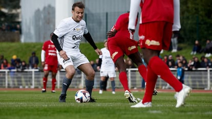 El presidente francés, Emmanuel Macron, el día 24, en un partido de fútbol benéfico para niños internos en el hospital, en Plaisir, a las afueras de París.