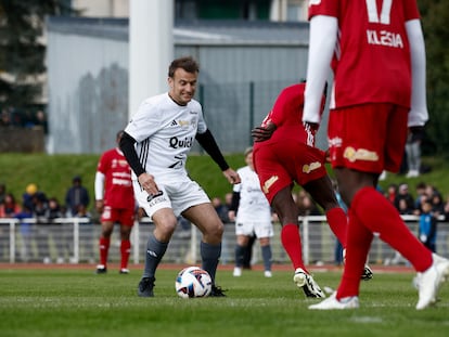 El presidente francés, Emmanuel Macron, el día 24, en un partido de fútbol benéfico para niños internos en el hospital, en Plaisir, a las afueras de París.