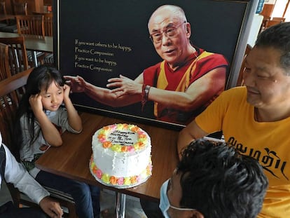 Una familia celebra el cumpleaños del Dalái Lama con una tarta de cumpleaños en Dharamsala (India), este lunes.