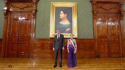 Claudia Sheinbaum acompañada por Jesús María Tarriba, frente de un retrato de Leona Vicario, una de las pocas heroínas nacionales, en Palacio Nacional, previo al Grito.