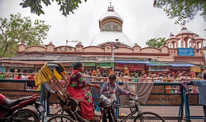 Peregrinos ante el templo de Kali, en el barro de Kalighat, en Calcuta.