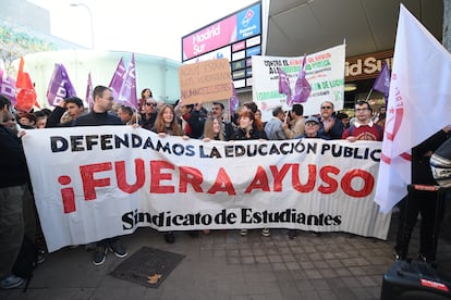 Varias personas con una pancarta durante una concentración por la Universidad Pública ante la Asamblea de Madrid, a 5 de diciembre de 2024, en Madrid (España).