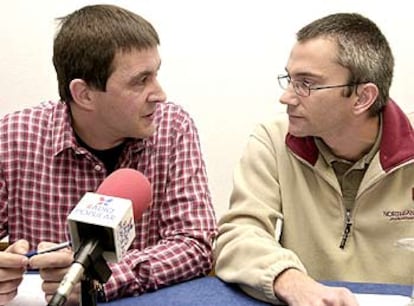 Otegi conversa con Permach, antes de ofrecer una rueda de prensa en San Sebastián.