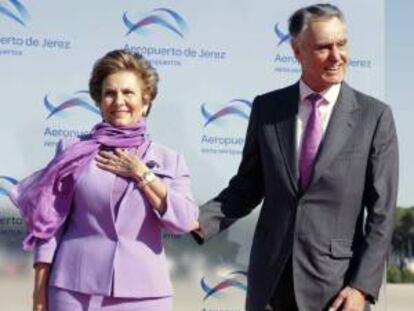 El presidente del Gobierno portugués, Anibal Cavaco Silva, acompañado de su esposa, María Alves. EFE/Archivo