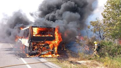 El autobús incendiado en la carretera N-240, este jueves.