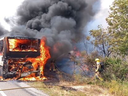 El autobús incendiado en la carretera N-240, este jueves.