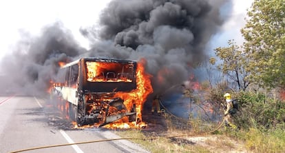 El autobús incendiado en la carretera N-240, este jueves.