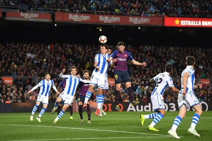 Clement Lenglet, del Barcelona, marca el primer gol de su equipo durante el partido de La Liga entre el FC Barcelona y la Real Sociedad.