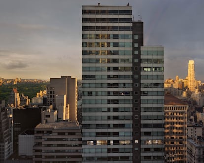 Un atardecer y un arcoíris al fondo desde la calle 59, en Nueva York. 
