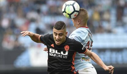 Pereira y Lobotka luchan por un balón en Balaídos.