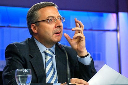 El secretario de Organización del PSOE, José Blanco, en la rueda de prensa tras la reunión de la ejecutiva.