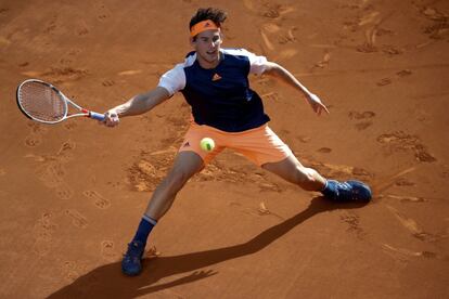 El tenista austriaco Dominic Thiem devuelve la pelota durante su partido ante el español Rafael Nadal.