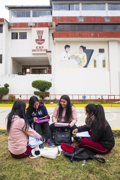 En Huancavelica, Deysi no conoce ninguna casa refugio, tampoco asociaciones ni movimientos feministas que le ayuden a recabar información. Cuando le entra la curiosidad, consulta en Google. Ni ella ni sus amigas de la facultad se consideran feministas, pero sí dicen estar a favor de la igualdad entre hombres y mujeres.