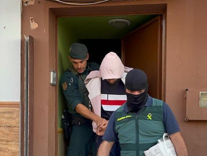 La Guardia Civil traslada al presunto yihadista detenido el pasado sábado en Lucena del Puerto (Huelva) tras terminar el registro de su domicilio.