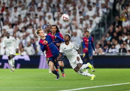 De Jong y Vinicius disputan un balón en el último clásico entre el Barça y el Madrid en el Bernabéu, en octubre pasado.