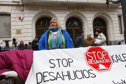 La coordinadora de Stop Desahucios Bizkaia, Marta Uriarte, ha iniciado una acampada frente a Kutxabank para exigir que la entidad le conceda la dación en pago