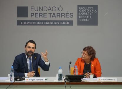 El consejero de Empresa y Trabajo, Roger Torrent, junto a Dolors Bassa, durante su intervención. FUNDACIÓ PERE TARRÉS
06/04/2022