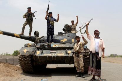 Combatientes de la Fuerza del Cinturón de Seguridad entrenada por los Emiratos Árabes Unidos son fotografiados en la ciudad de Lahj (Yemen).