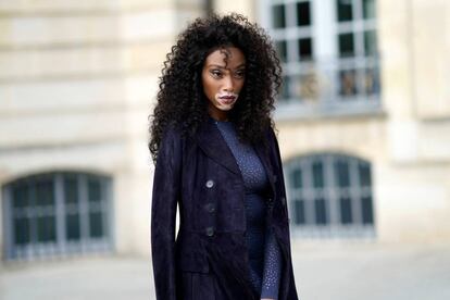 La modelo Winnie Harlow ha asistido al desfile de Dior como invitada, así que no ha subido a la pasarela para lucir los nuevos diseños de la firma.