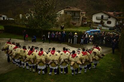 Los zanpantzar posan para la foto antes de participar en el pasacalles.