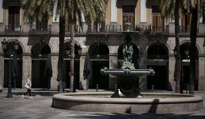 La plaça Reial de Barcelona, gairebé buida durant el confinament.