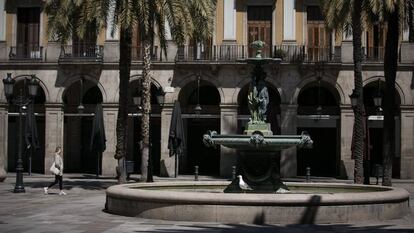 La plaça Reial de Barcelona, gairebé buida durant el confinament.