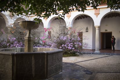 Obra 'Valle de las mariposas' del artista Alfie Lin, presente en el Festival Internacional de las Flores, FLORA, ubicada en el patio de la Fundación Antonio Gala de Córdoba.