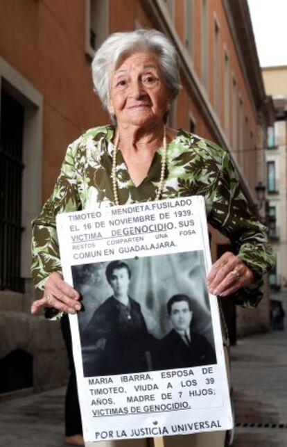 Ascensión Mendieta posa con el cartel que ha llevado a todas las manifestaciones a favor de la memoria histórica.