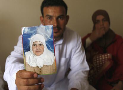 Mohamed Aouzlat enseña una foto de su madre, Zohra Boudaghya, una de las porteadoras muertas.