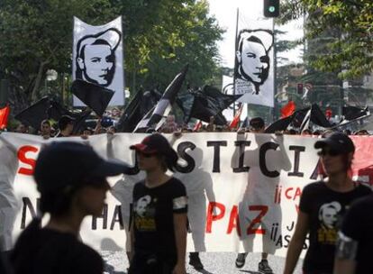 Cabecera de la manifestación en la que miles de personas marcharon ayer en memoria de Carlos Palomino.