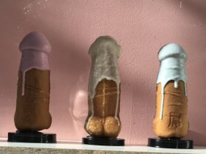 En La Pollería solo se venden ‘pollofres’, dulces con forma de pene y tamaño XXL