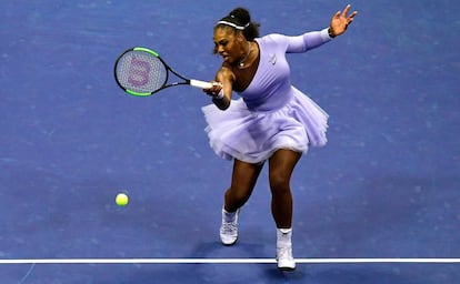 Serena Williams devuelve la pelota durante la semifinal contra Sevastova en Nueva York.