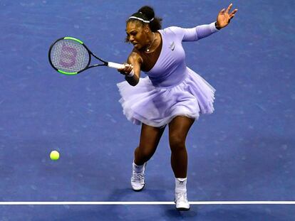 Serena Williams devuelve la pelota durante la semifinal contra Sevastova en Nueva York.