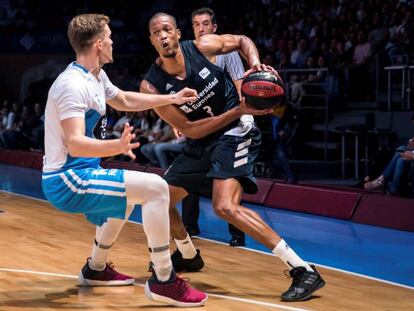 Randolph protege el balón ante Obst.