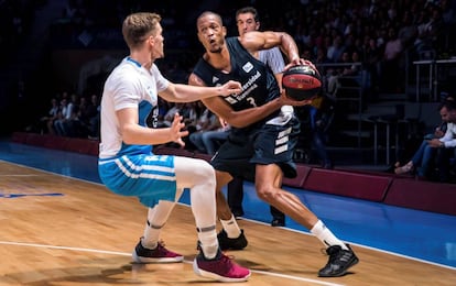 Randolph protege el balón ante Obst.