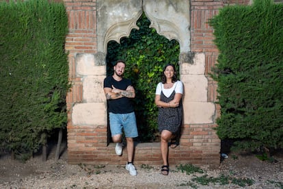 Los 'Escoltas Joves' Pol Subirà y Emi Sand, en El Prat de Llobregat este julio. 